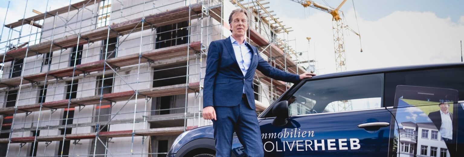 Oliver Heeb vor einem im Bau befindlichen Wohngebäude
